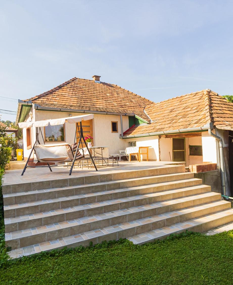 Lankas Vendeghaz - Holloko Villa Bagian luar foto